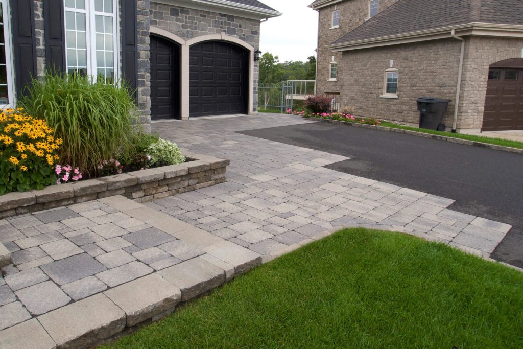 stationnement pavé et asphalte